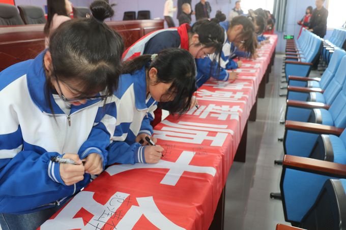 学生签字.jpg