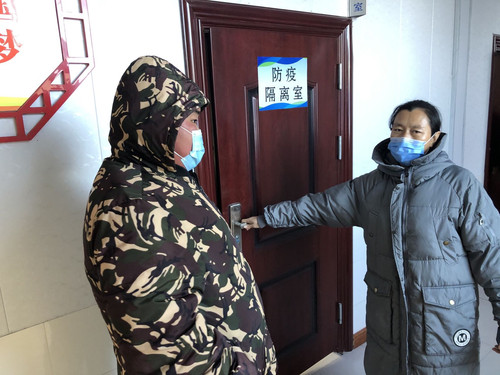 发热人员进入防疫隔离室.jpg