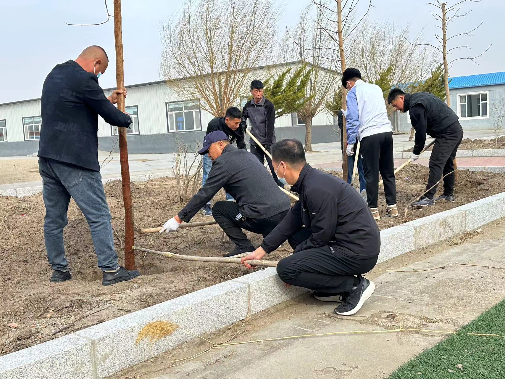 不负春光添新绿，值此桃红与春拥 ——通榆县团结学校美化后花坛活动