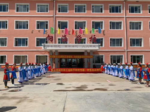 东北师范大学工会、妇委会一行莅临向海学校参观考察并捐赠图书及体育用品