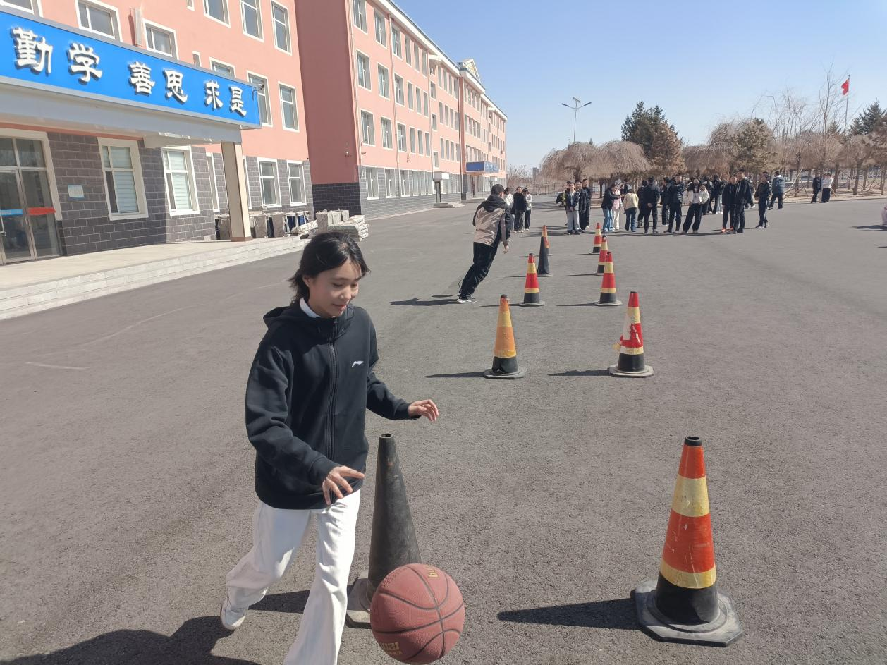第八中学篮球绕桩比赛现场.png