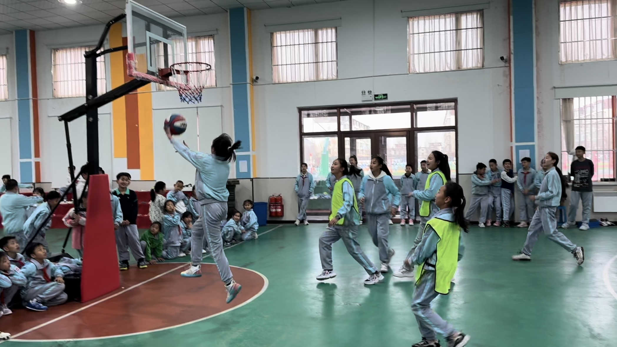 二实验小学篮球比赛现场.png