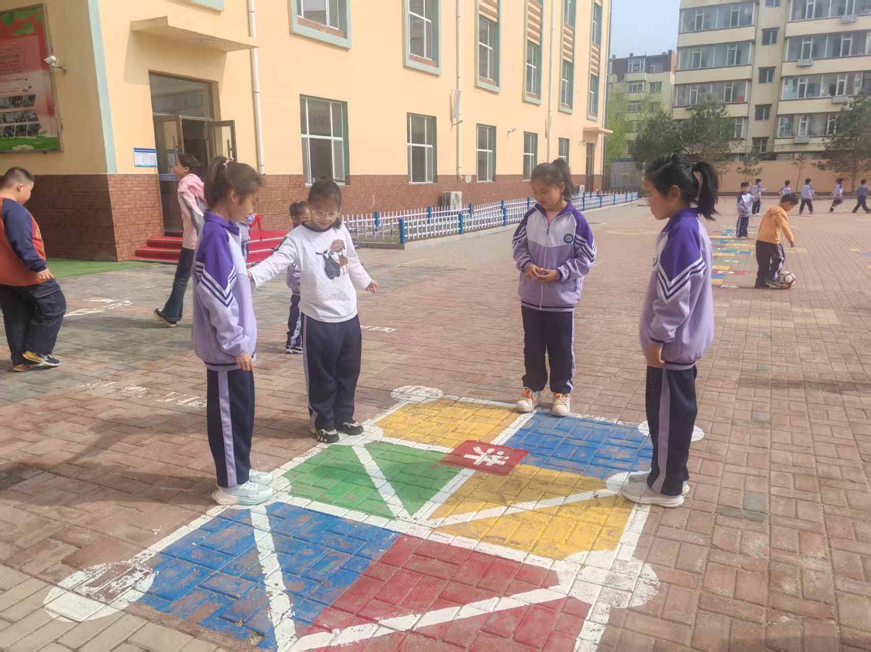 实验小学创新开展课间地面游戏.png
