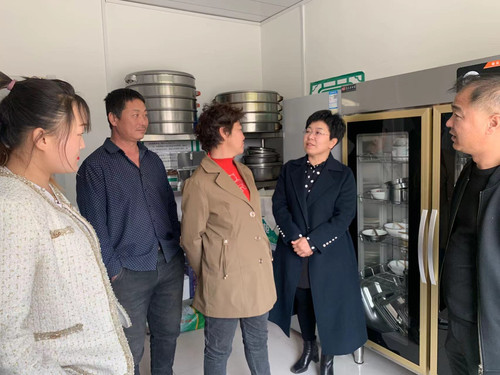 参观食堂.jpg